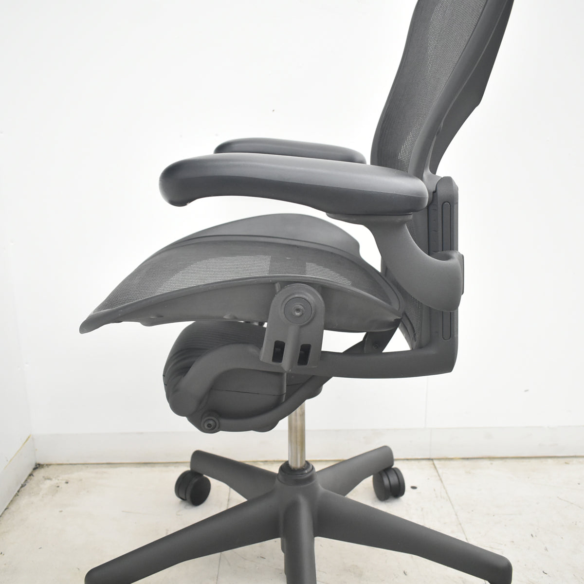 【中古】ハーマンミラー　アーロンチェア　スタンダード　Ｂサイズ　ランバーサポート　ブラック　2026082401【中古オフィス家具】