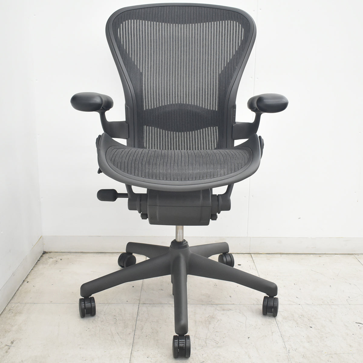【中古】ハーマンミラー　アーロンチェア　スタンダード　Ｂサイズ　ランバーサポート　ブラック　2026082401【中古オフィス家具】