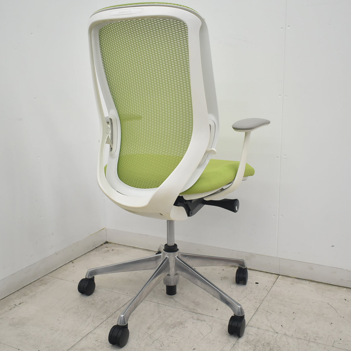 【中古】オカムラ　シルフィー　ハイバック　可動肘　バックカーブアジャスト　前傾機能　ポリッシュ　ライムグリーン　2026082406【オフィスチェア】