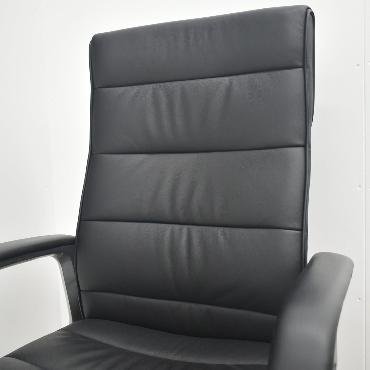 【中古】オカムラ　CEシリーズ　ハイバック　RZタイプ　エグゼクティブチェア　固定肘　革張り　ブラック　2026082408【中古オフィス家具】