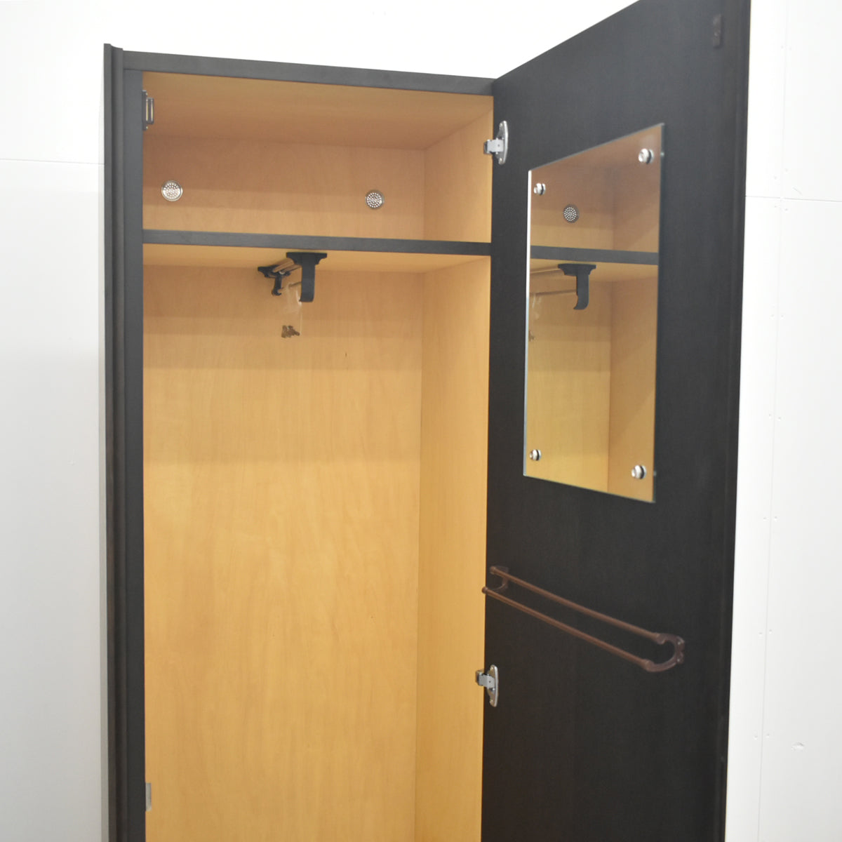 【中古】オカムラ　役員用ワードローブ　木製　幅600　2026082409【中古オフィス家具】