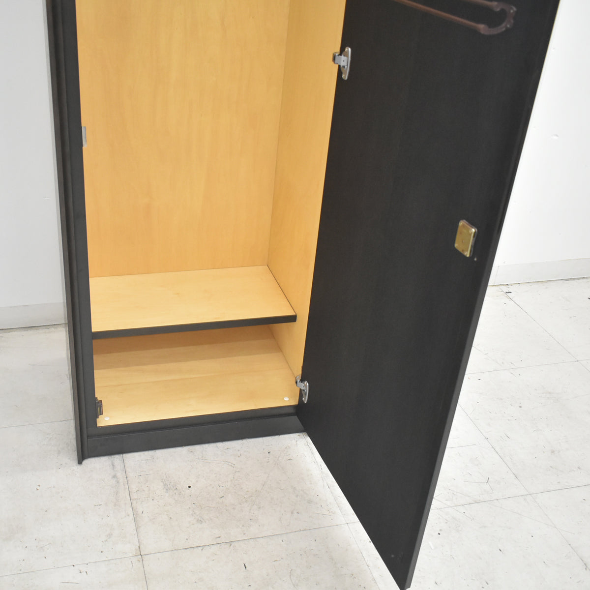 【中古】オカムラ　役員用ワードローブ　木製　幅600　2026082409【中古オフィス家具】