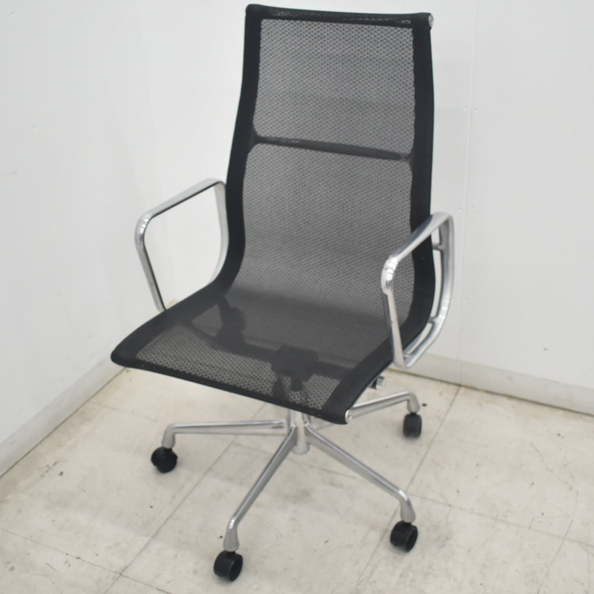 【中古】ハーマンミラー　イームズ　アルミナムグループ エグゼクティブチェア　メッシュ　ブラック　2026082501【中古オフィス家具】
