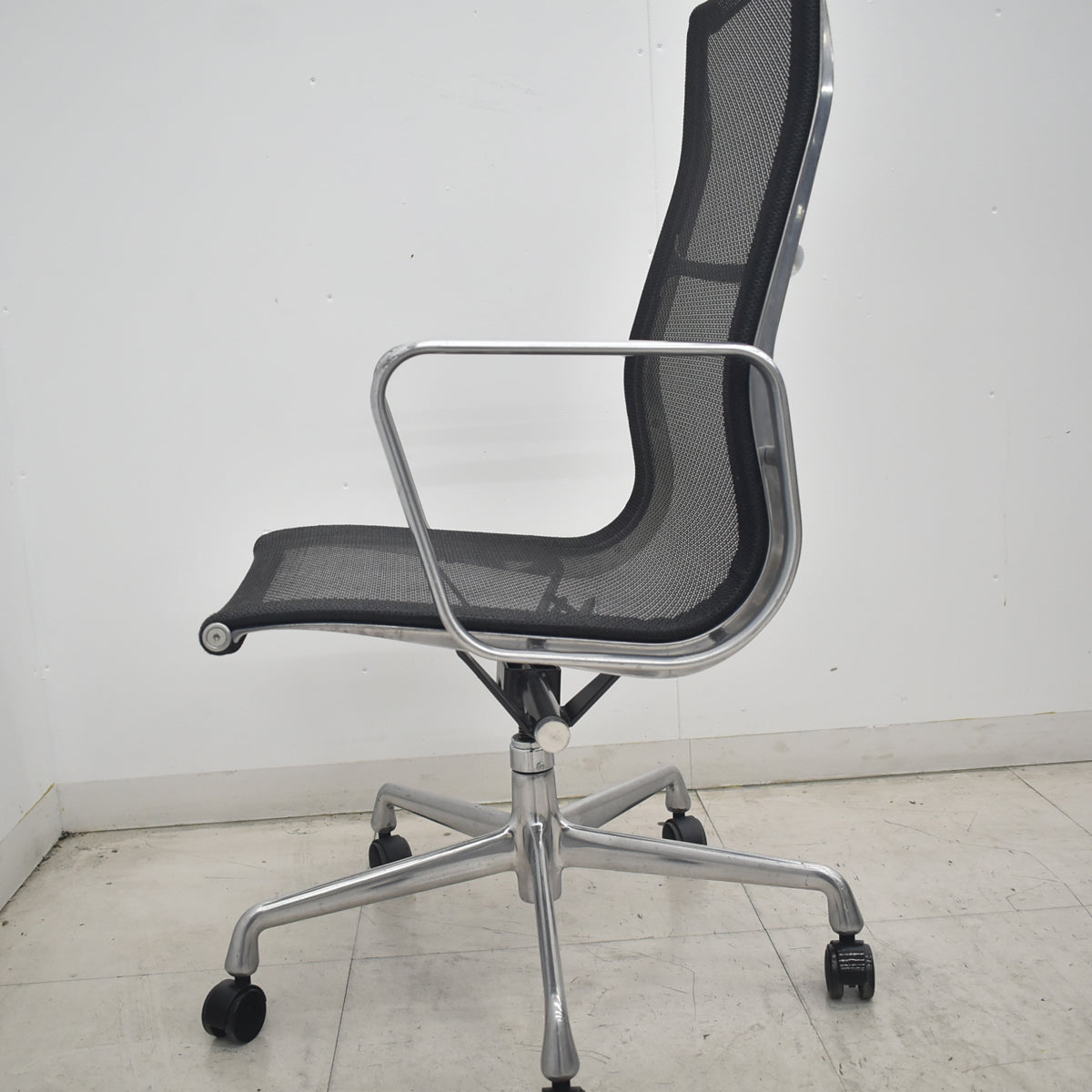 【中古】ハーマンミラー　イームズ　アルミナムグループ エグゼクティブチェア　メッシュ　ブラック　2026082501【中古オフィス家具】