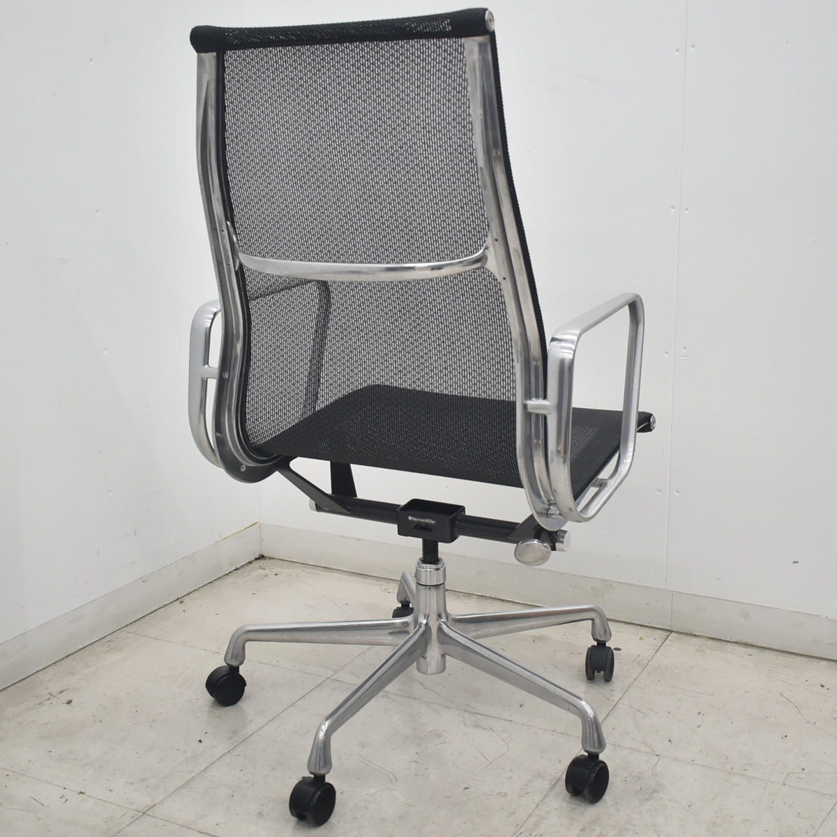 【中古】ハーマンミラー　イームズ　アルミナムグループ エグゼクティブチェア　メッシュ　ブラック　2026082501【中古オフィス家具】