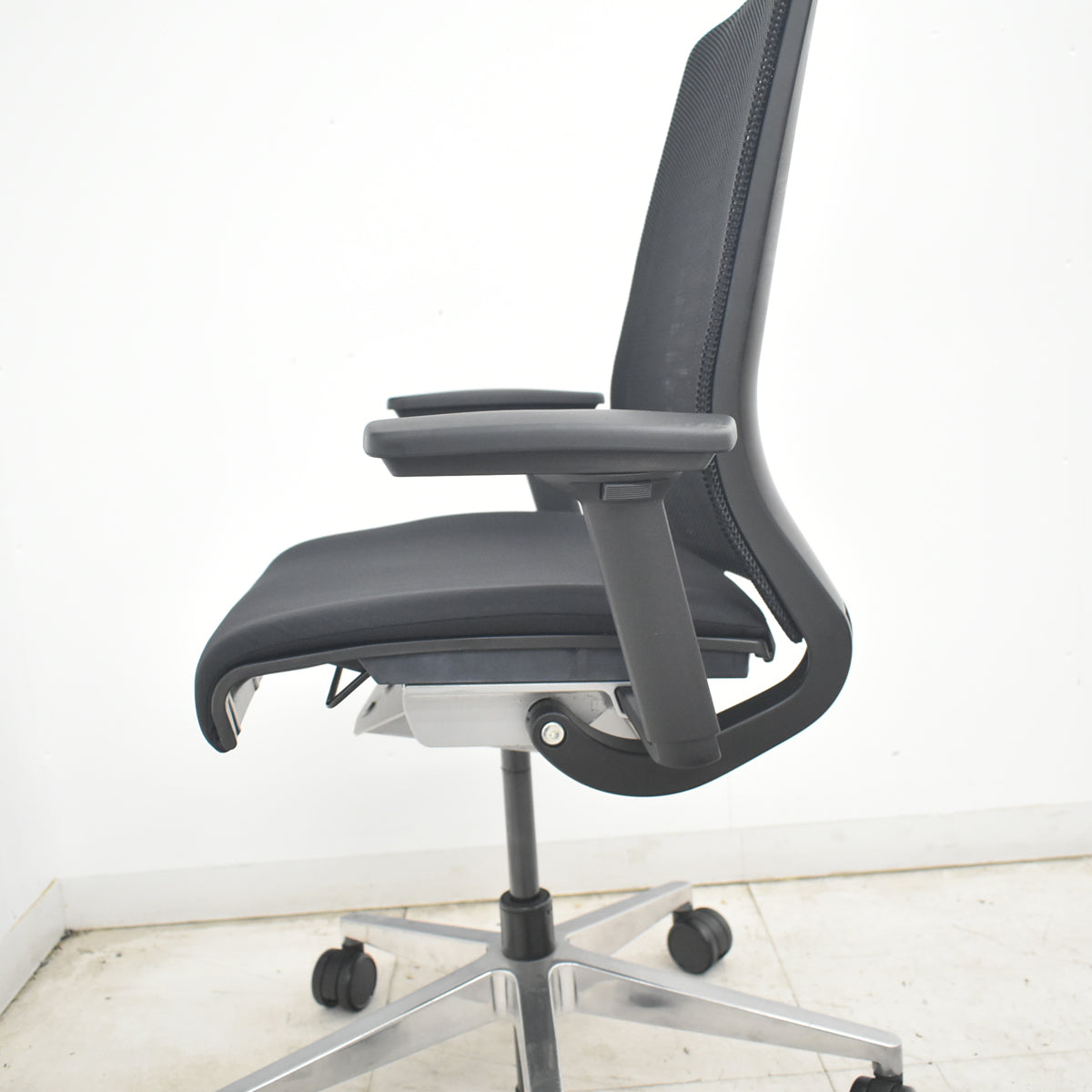 【中古】　スチールケース　シンク　可動肘　ポリッシュ　ブラック　2026082502【中古オフィス家具】