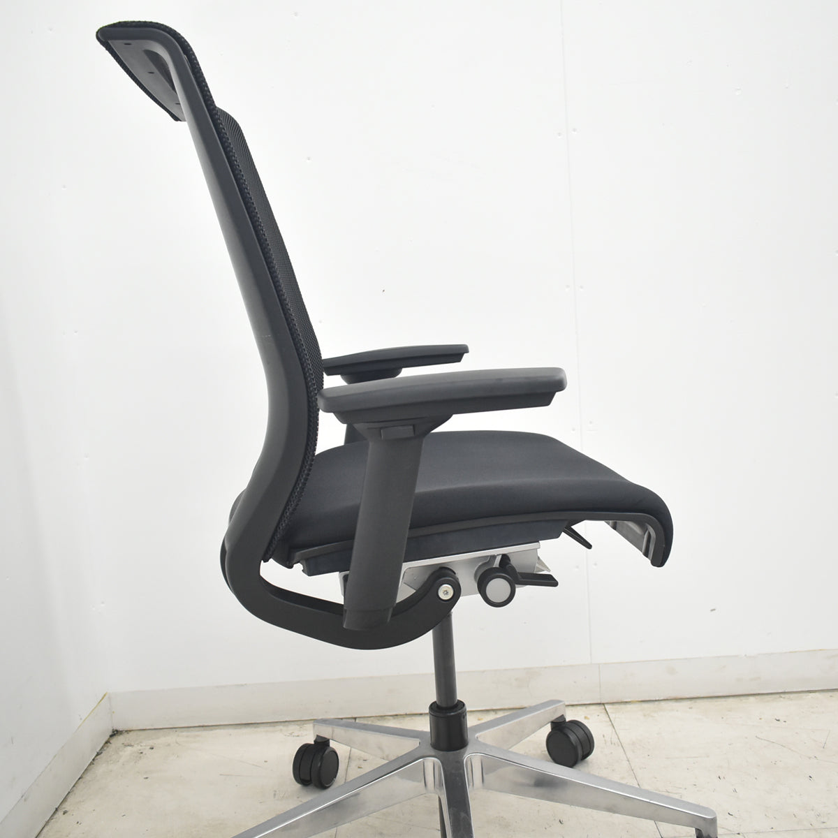 【中古】　スチールケース　シンク　可動肘　ポリッシュ　ブラック　2026082502【中古オフィス家具】