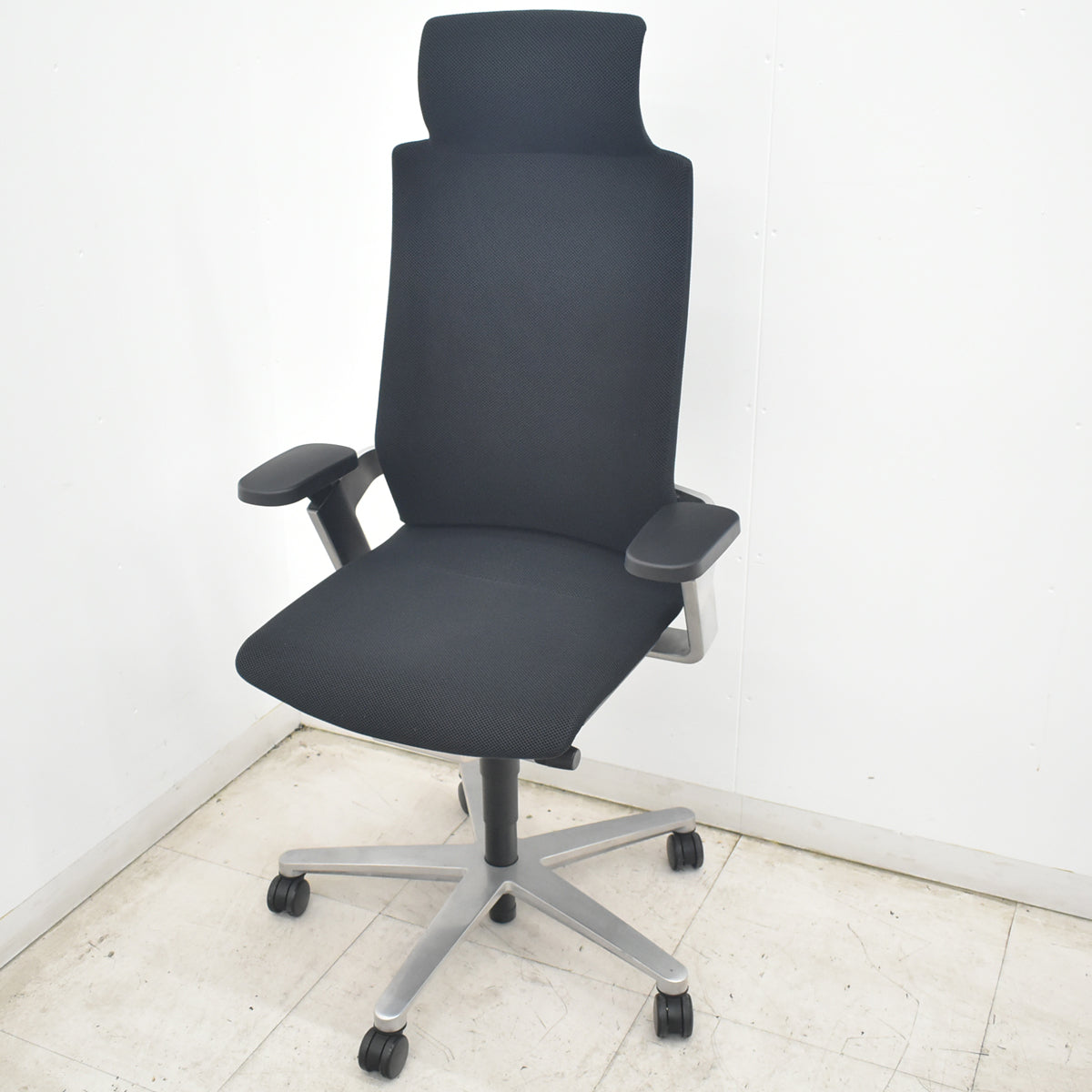 【中古】ウィルクハーン　ON　エクストラハイバック　ヘッドレスト　可動肘　アルミフレーム　ブラック　2026082503【中古オフィス家具】