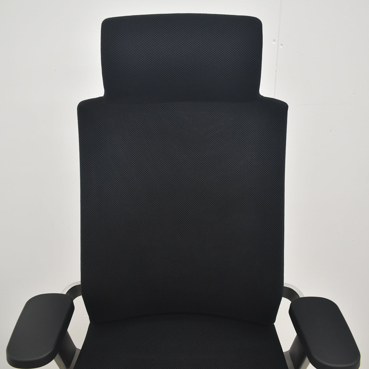 【中古】ウィルクハーン　ON　エクストラハイバック　ヘッドレスト　可動肘　アルミフレーム　ブラック　2026082503【中古オフィス家具】