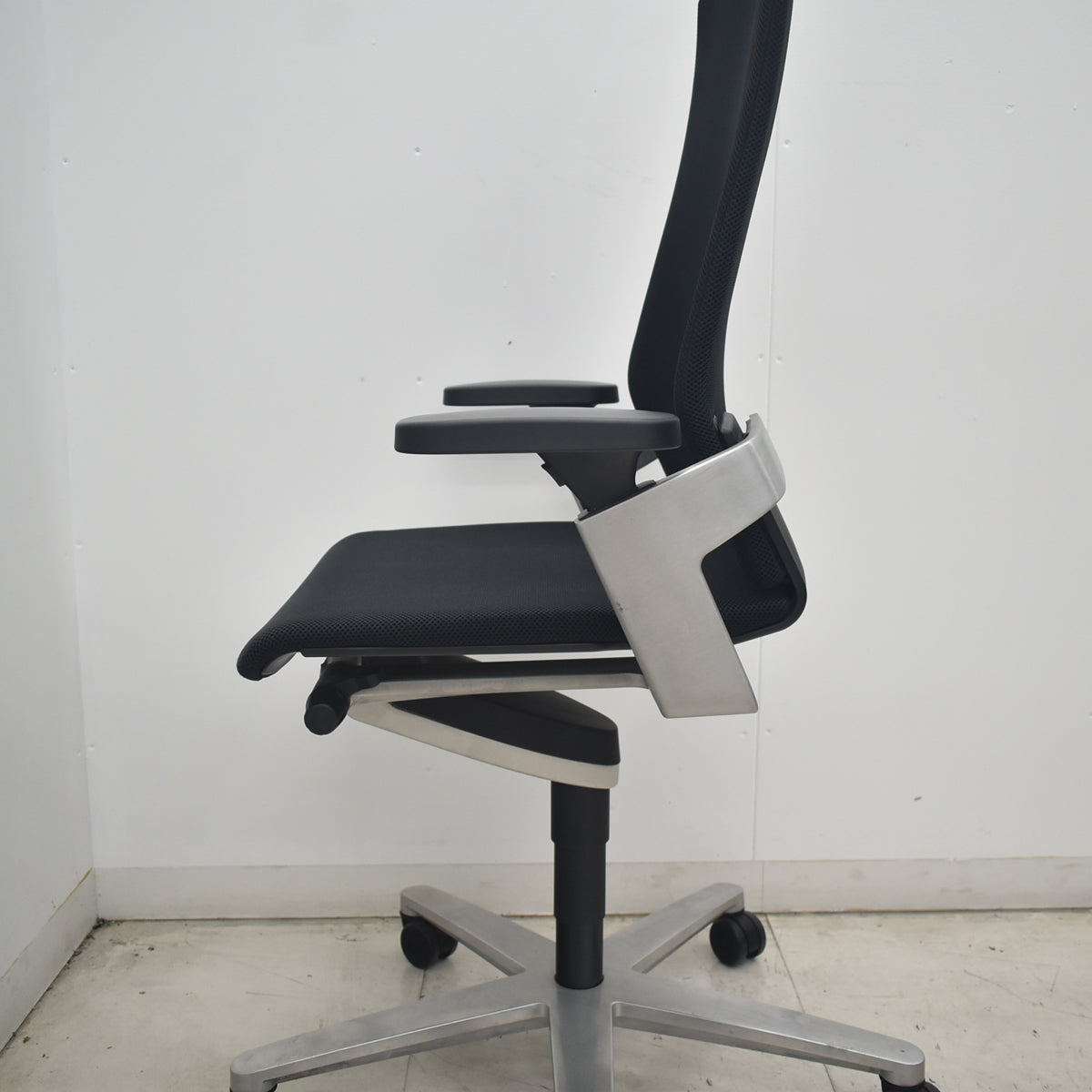 【中古】ウィルクハーン　ON　エクストラハイバック　ヘッドレスト　可動肘　アルミフレーム　ブラック　2026082503【中古オフィス家具】