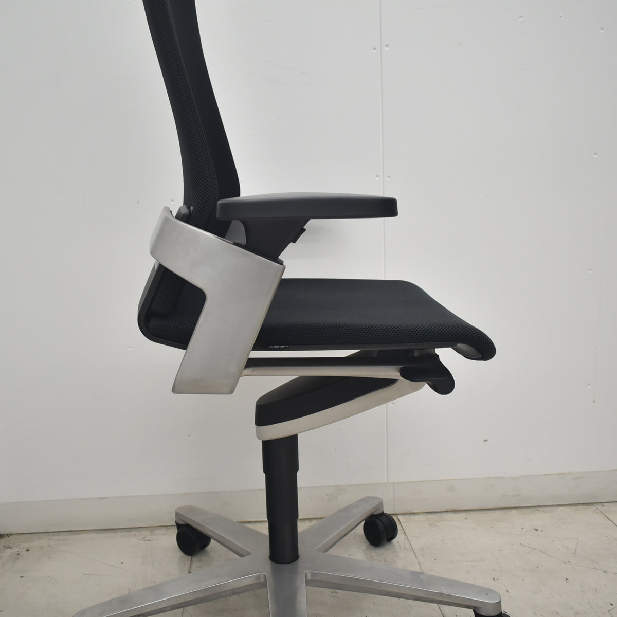 【中古】ウィルクハーン　ON　エクストラハイバック　ヘッドレスト　可動肘　アルミフレーム　ブラック　2026082503【中古オフィス家具】