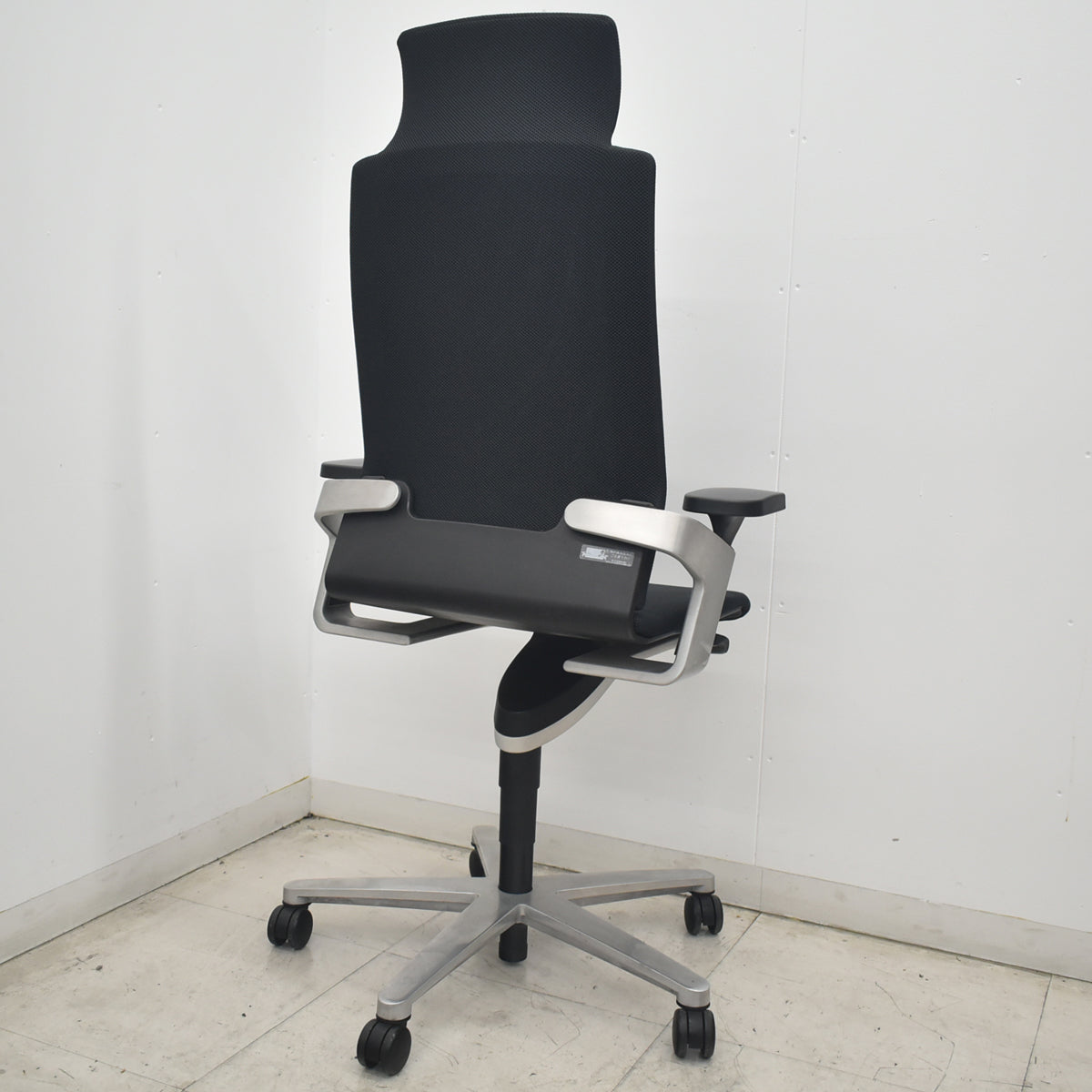 【中古】ウィルクハーン　ON　エクストラハイバック　ヘッドレスト　可動肘　アルミフレーム　ブラック　2026082503【中古オフィス家具】