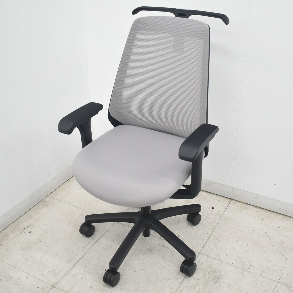 【中古】イトーキ　ノナ　可動肘　ハンガー　グレー　2026082504【中古オフィス家具】
