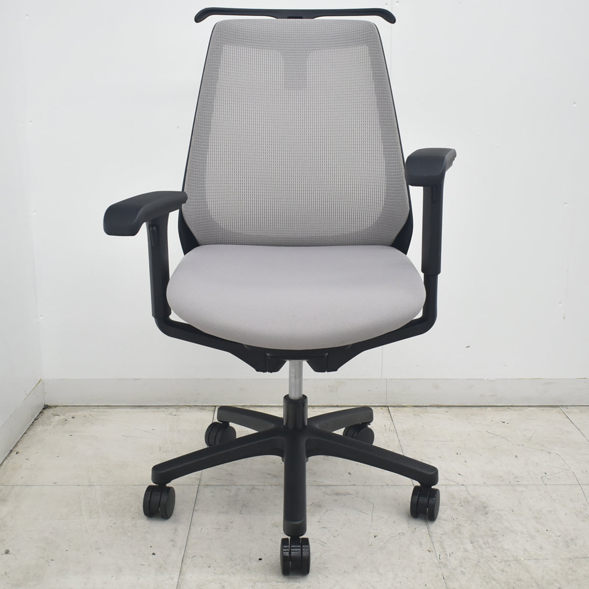 【中古】イトーキ　ノナ　可動肘　ハンガー　グレー　2026082504【中古オフィス家具】