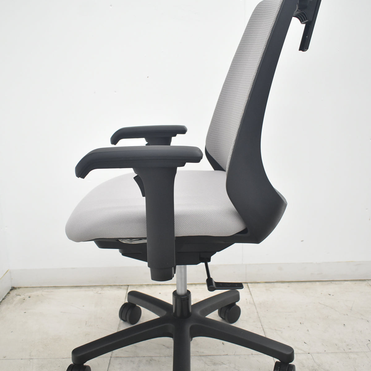 【中古】イトーキ　ノナ　可動肘　ハンガー　グレー　2026082504【中古オフィス家具】