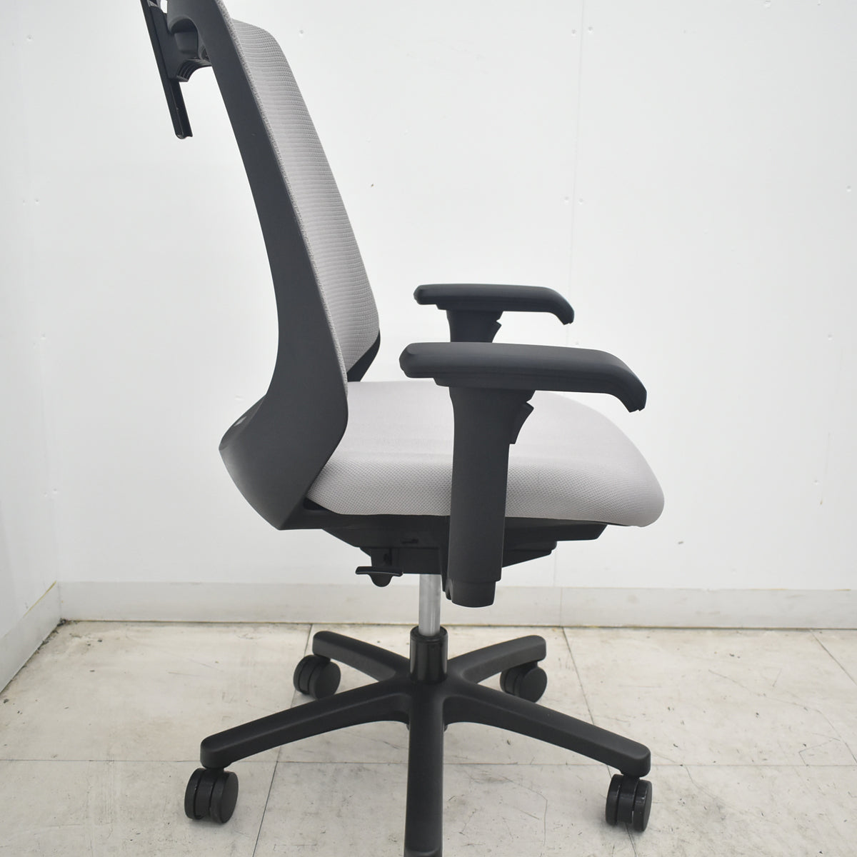 【中古】イトーキ　ノナ　可動肘　ハンガー　グレー　2026082504【中古オフィス家具】