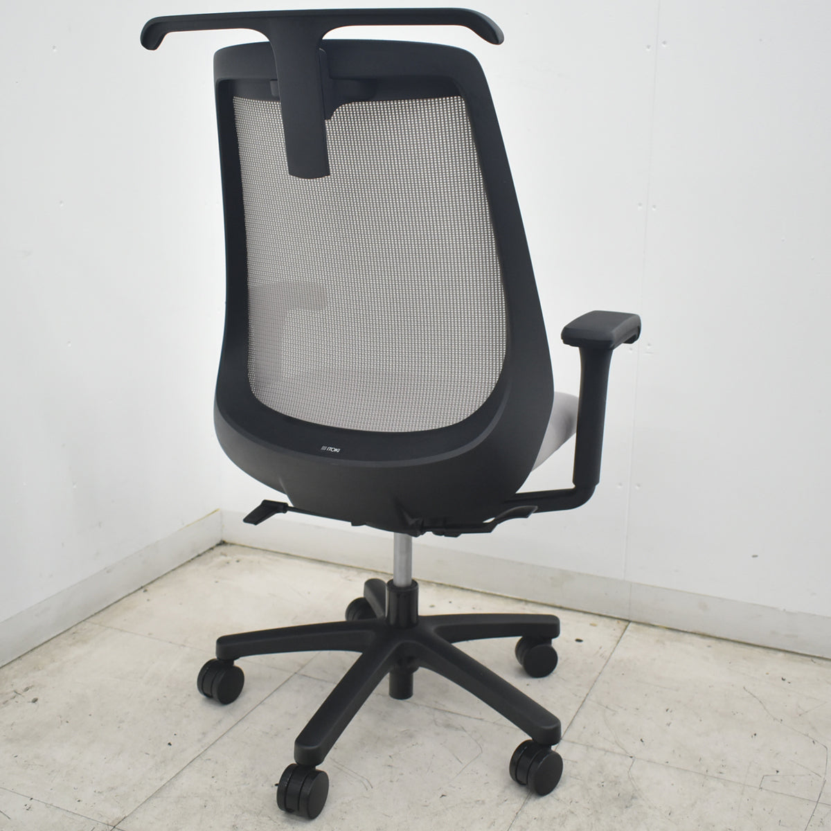 【中古】イトーキ　ノナ　可動肘　ハンガー　グレー　2026082504【中古オフィス家具】