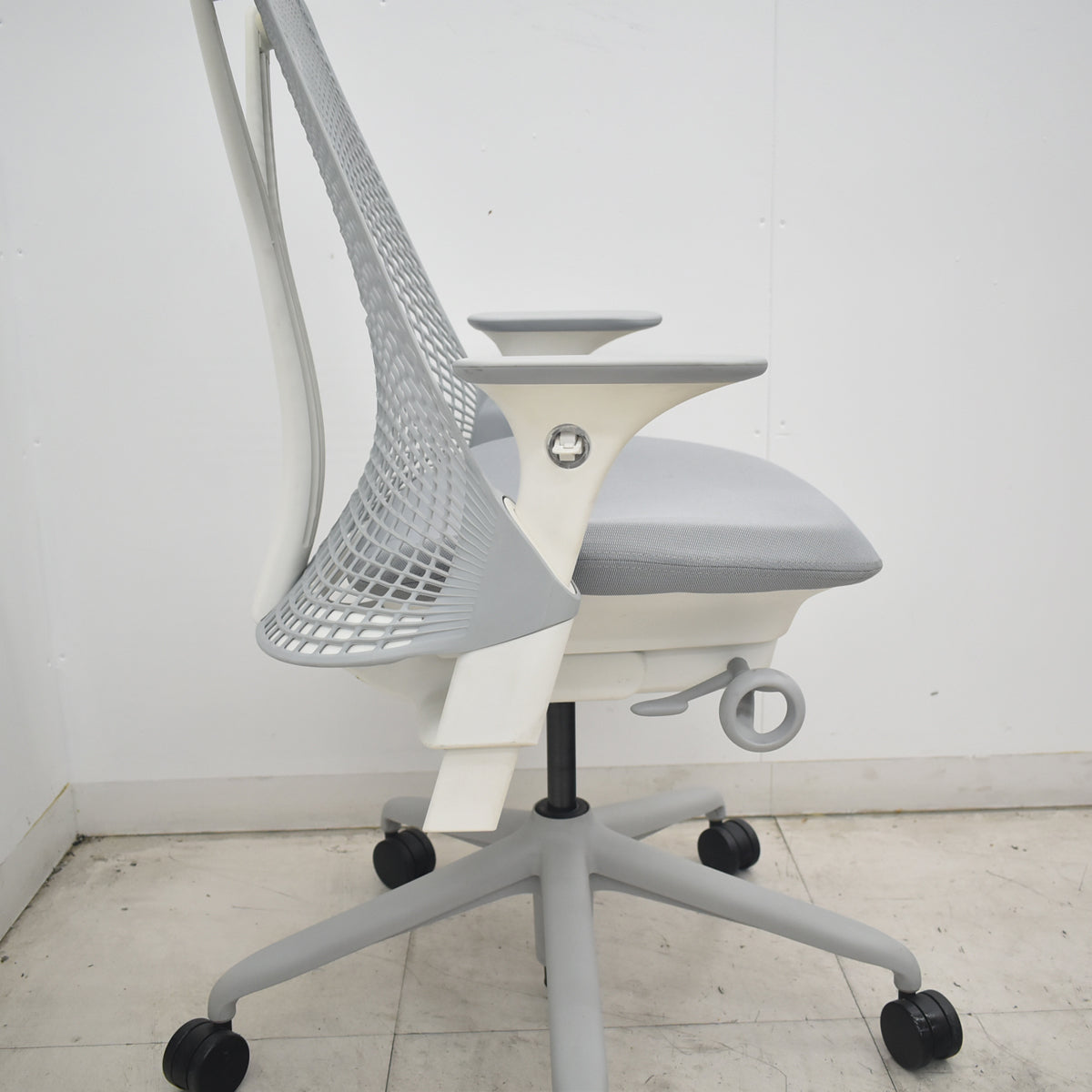 【中古】[難有]ハーマンミラー　セイルチェア　可動肘　前傾機能　ポリッシュ　グレー　2026082604【中古オフィス家具】