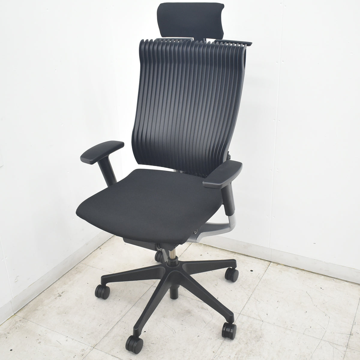 【中古】イトーキ　スピーナ　可動肘　可動ヘッドレスト　アクティブランバーサポート　2021年製　ブラック　2026082605【中古オフィス家具】