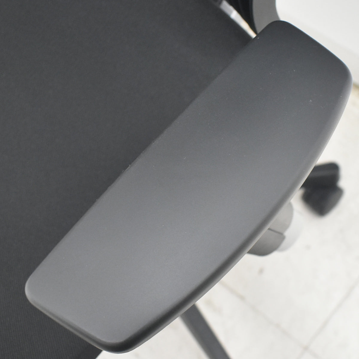 【中古】イトーキ　スピーナ　可動肘　可動ヘッドレスト　アクティブランバーサポート　2021年製　ブラック　2026082605【中古オフィス家具】