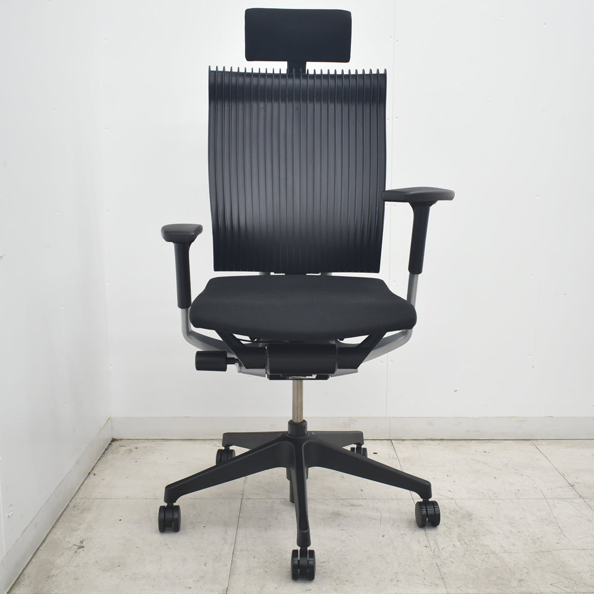 【中古】イトーキ　スピーナ　可動肘　可動ヘッドレスト　アクティブランバーサポート　2021年製　ブラック　2026082605【中古オフィス家具】