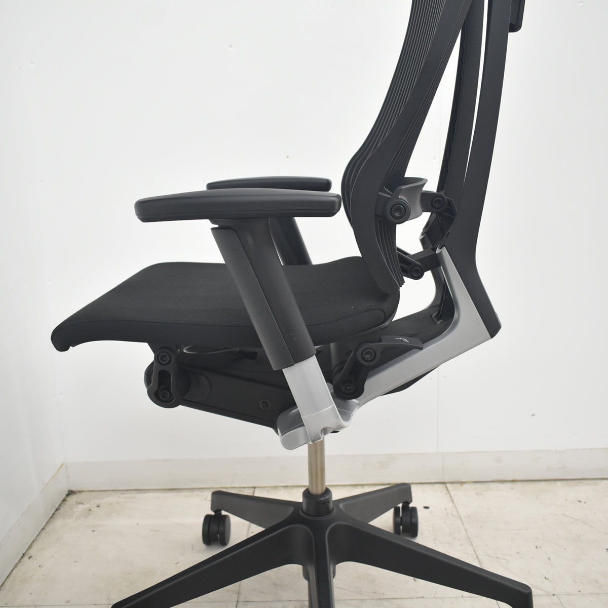 【中古】イトーキ　スピーナ　可動肘　可動ヘッドレスト　アクティブランバーサポート　2021年製　ブラック　2026082605【中古オフィス家具】