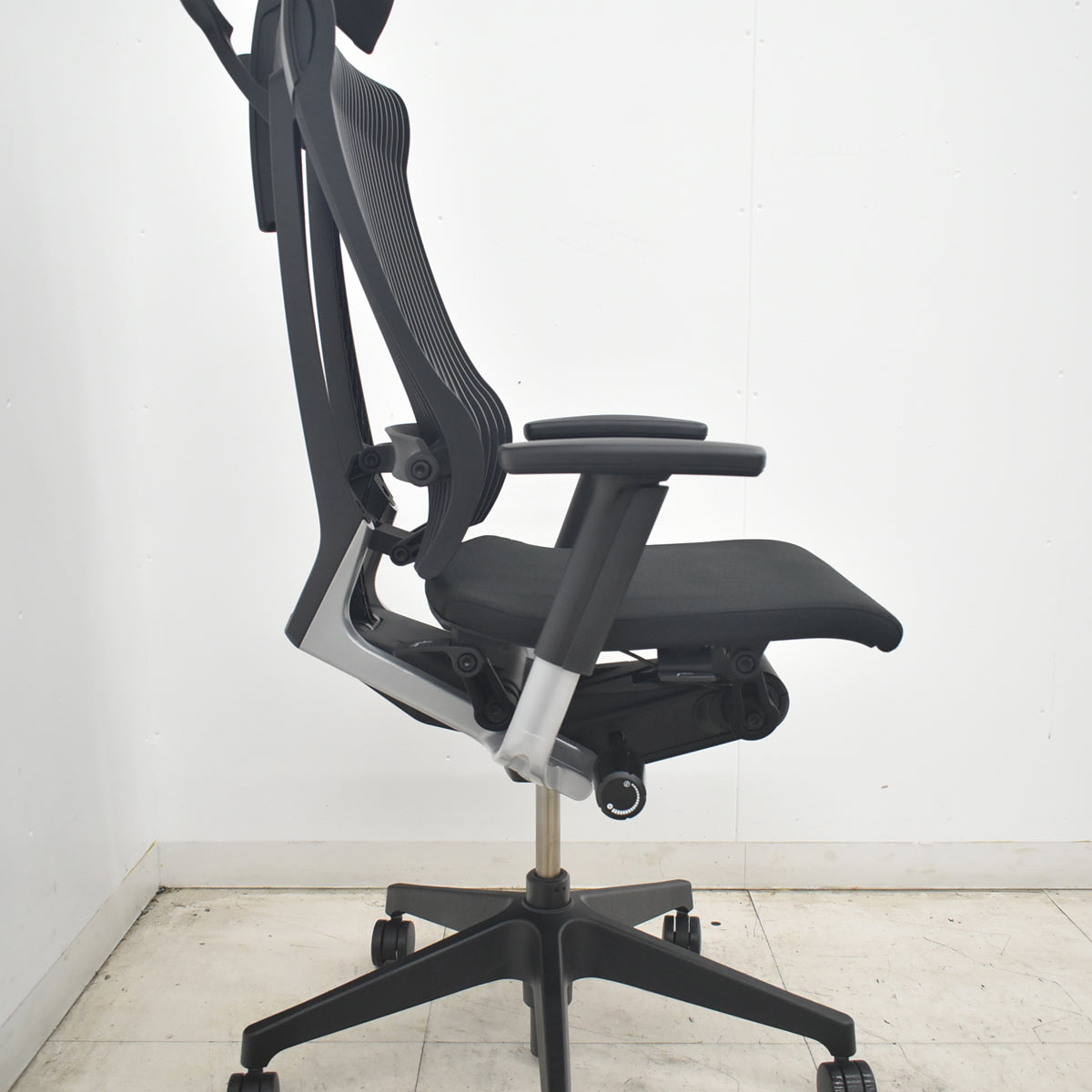 【中古】イトーキ　スピーナ　可動肘　可動ヘッドレスト　アクティブランバーサポート　2021年製　ブラック　2026082605【中古オフィス家具】