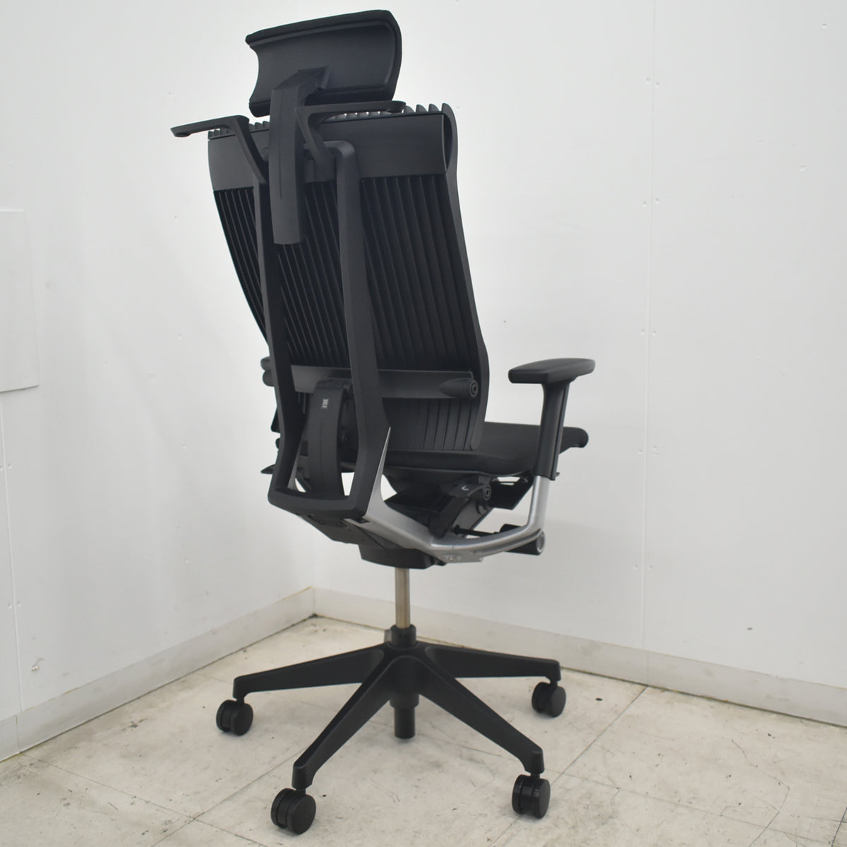 【中古】イトーキ　スピーナ　可動肘　可動ヘッドレスト　アクティブランバーサポート　2021年製　ブラック　2026082605【中古オフィス家具】
