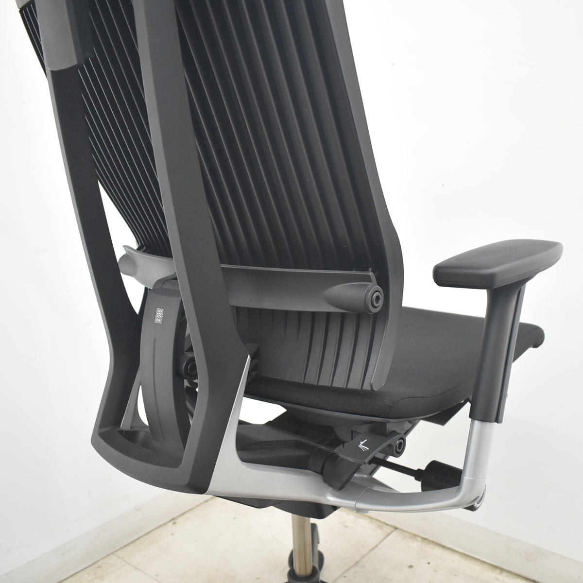 【中古】イトーキ　スピーナ　可動肘　可動ヘッドレスト　アクティブランバーサポート　2021年製　ブラック　2026082605【中古オフィス家具】