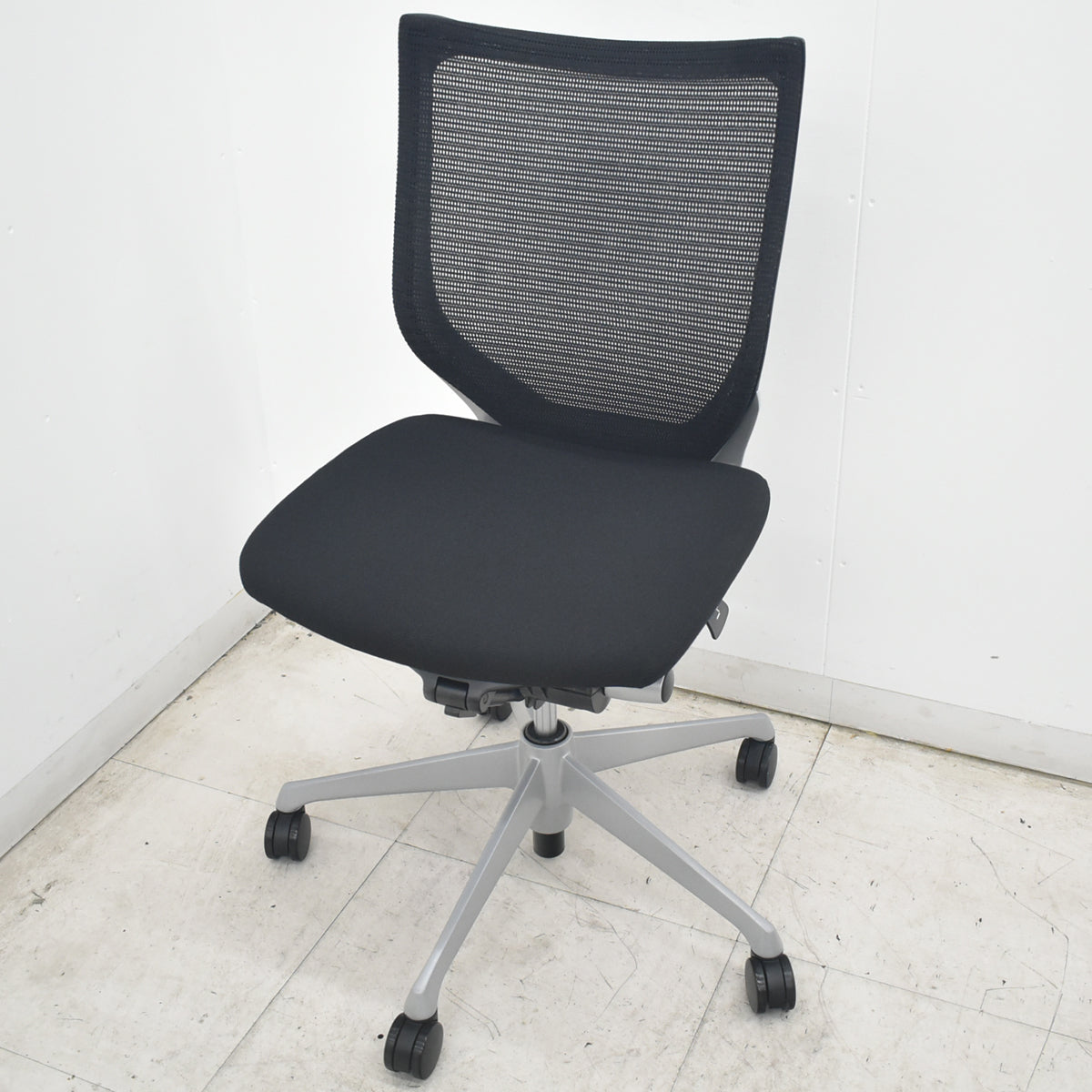 【中古】オカムラ　バロン　ローバック　肘なし　シルバー脚　ブラック　2026082606【中古オフィス家具】