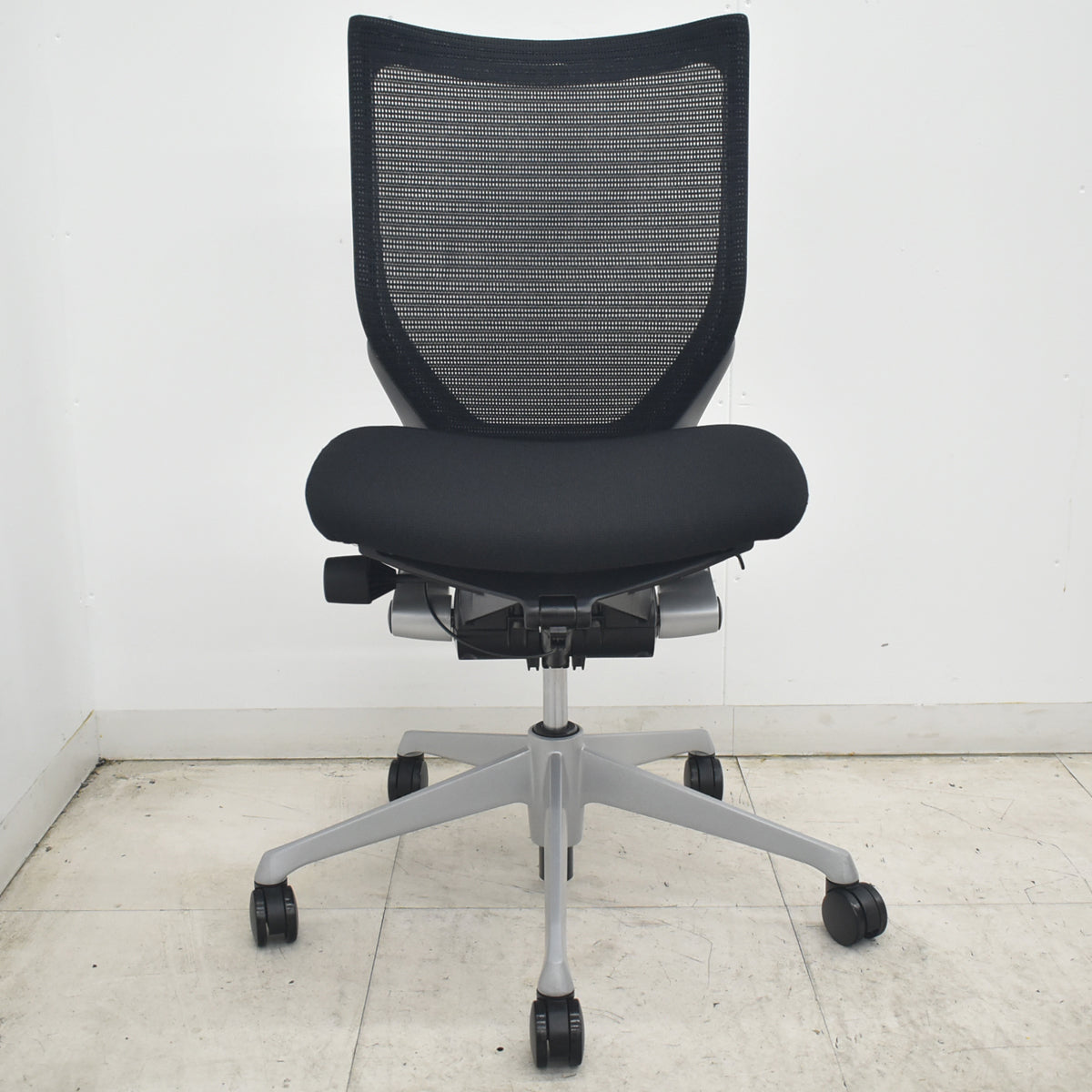 【中古】オカムラ　バロン　ローバック　肘なし　シルバー脚　ブラック　2026082606【中古オフィス家具】
