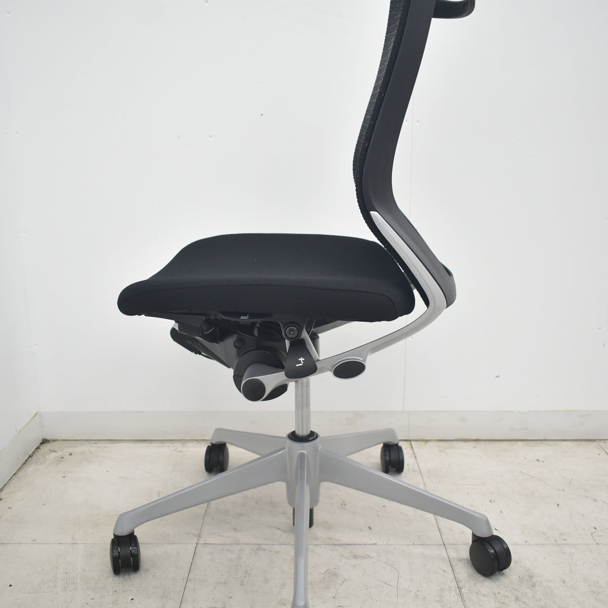 【中古】オカムラ　バロン　ローバック　肘なし　シルバー脚　ブラック　2026082606【中古オフィス家具】
