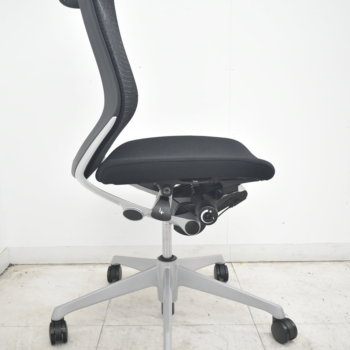 【中古】オカムラ　バロン　ローバック　肘なし　シルバー脚　ブラック　2026082606【中古オフィス家具】
