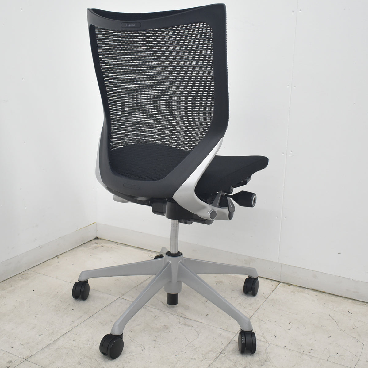 【中古】オカムラ　バロン　ローバック　肘なし　シルバー脚　ブラック　2026082606【中古オフィス家具】