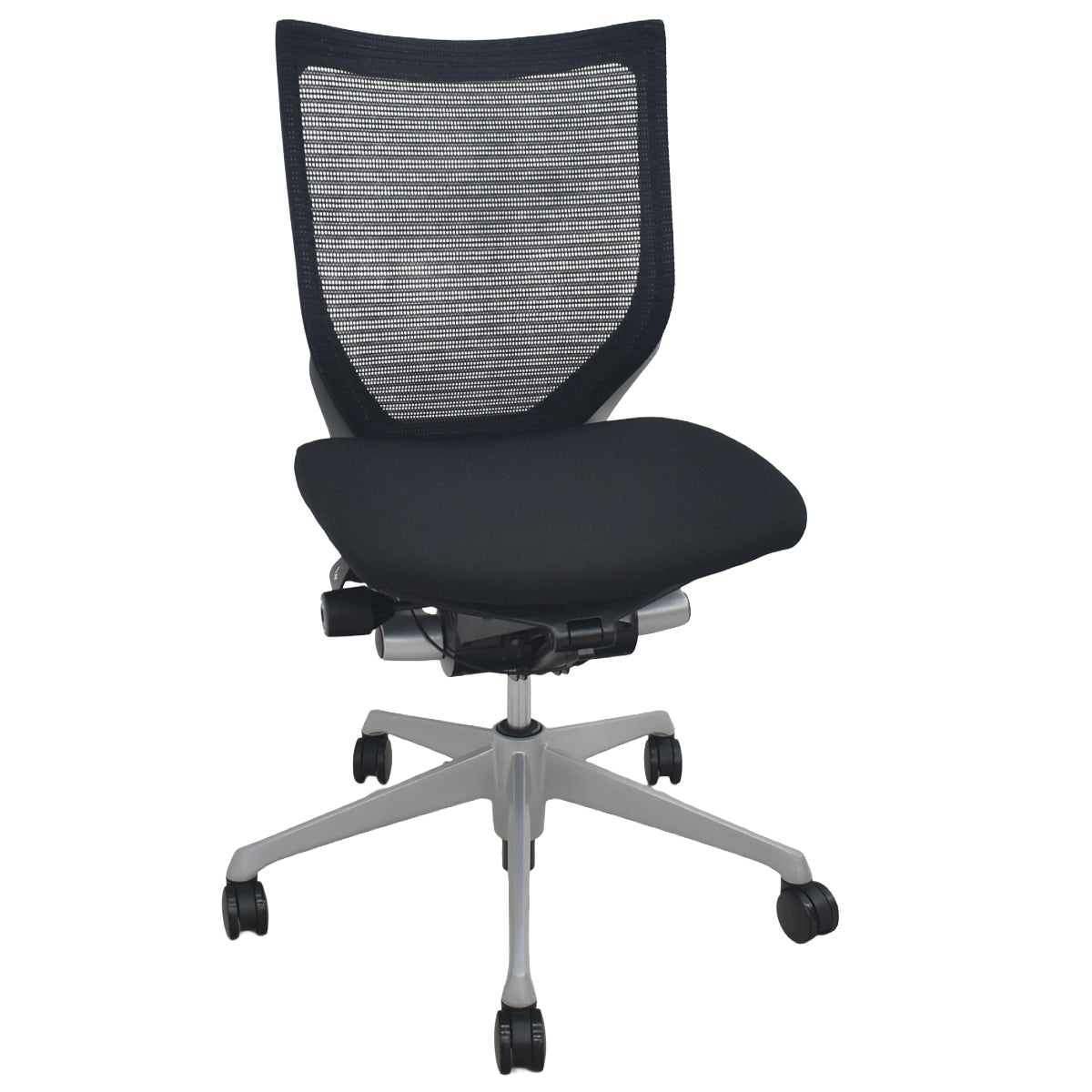 【中古】オカムラ　バロン　ローバック　肘なし　シルバー脚　ブラック　2026082606【中古オフィス家具】