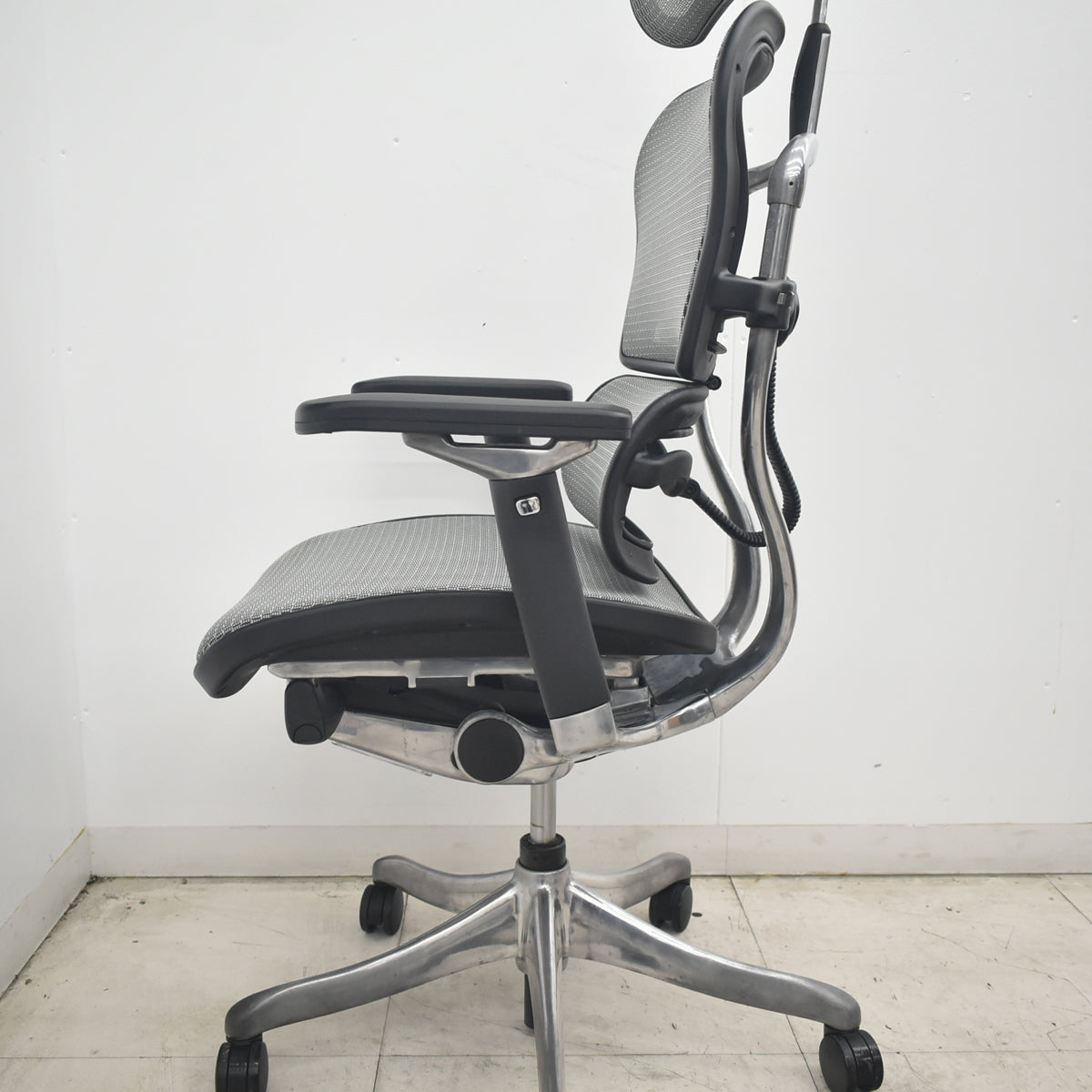 【中古】エルゴヒューマン　プロ　可動肘　ヘッドレスト　ランバーサポート　ナイロンキャスター　ポリッシュ　グレー　2026082701【中古オフィス家具】