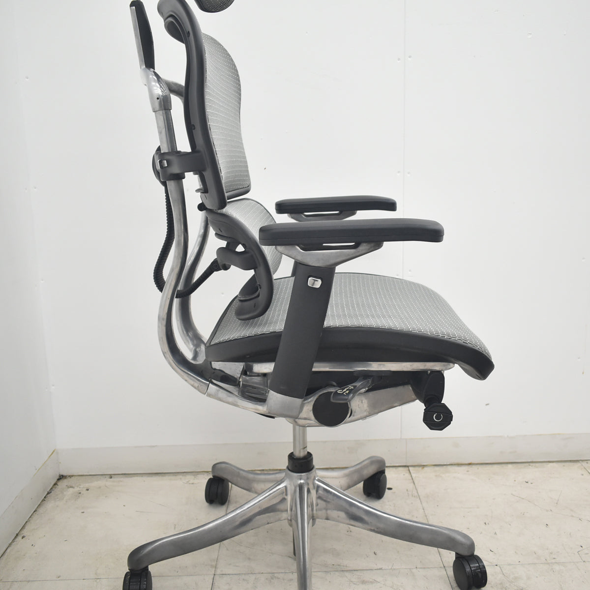 【中古】エルゴヒューマン　プロ　可動肘　ヘッドレスト　ランバーサポート　ナイロンキャスター　ポリッシュ　グレー　2026082701【中古オフィス家具】