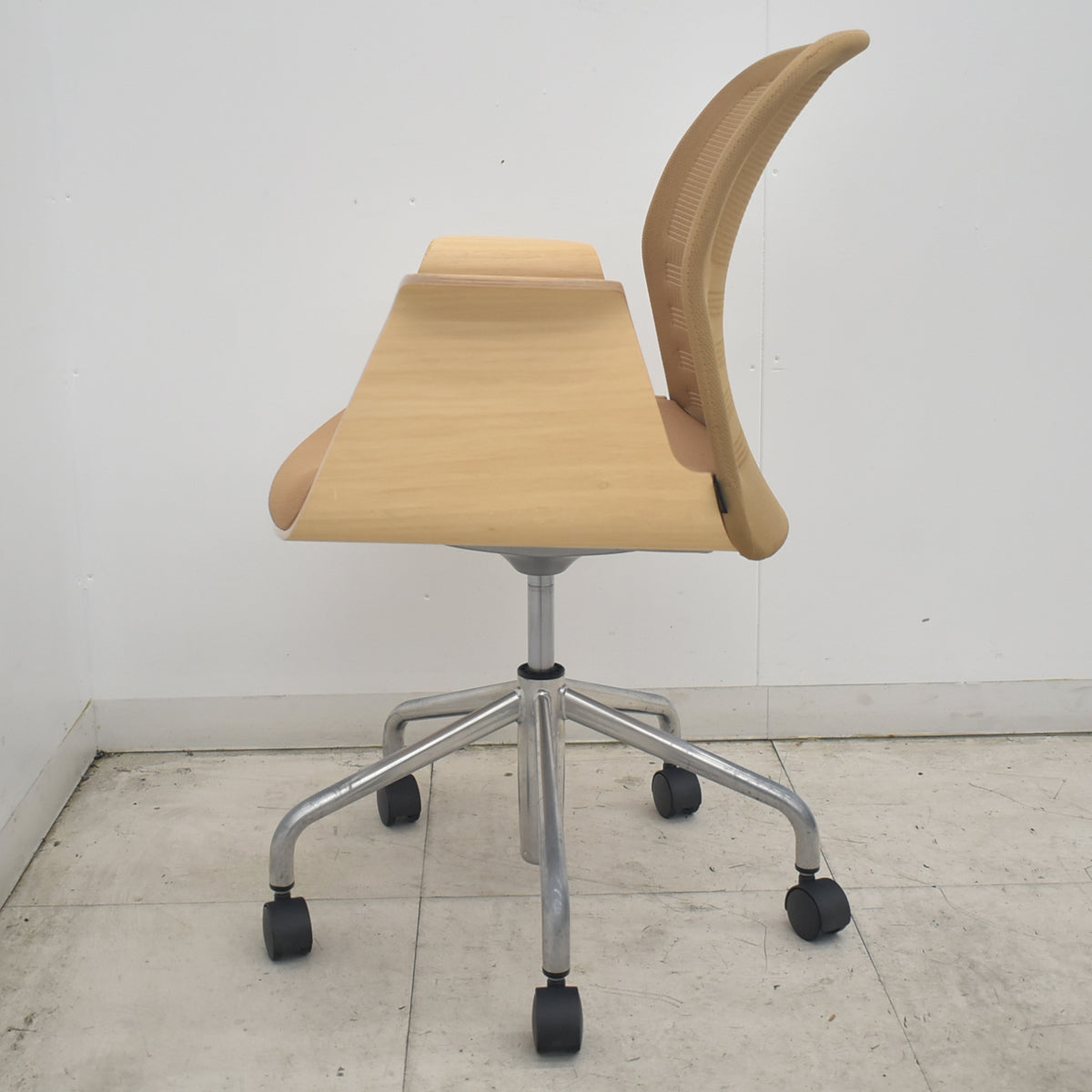 【中古】オカムラ　ペテラ　ウッドシェル　ライトブラウン　2026083102【中古オフィス家具】