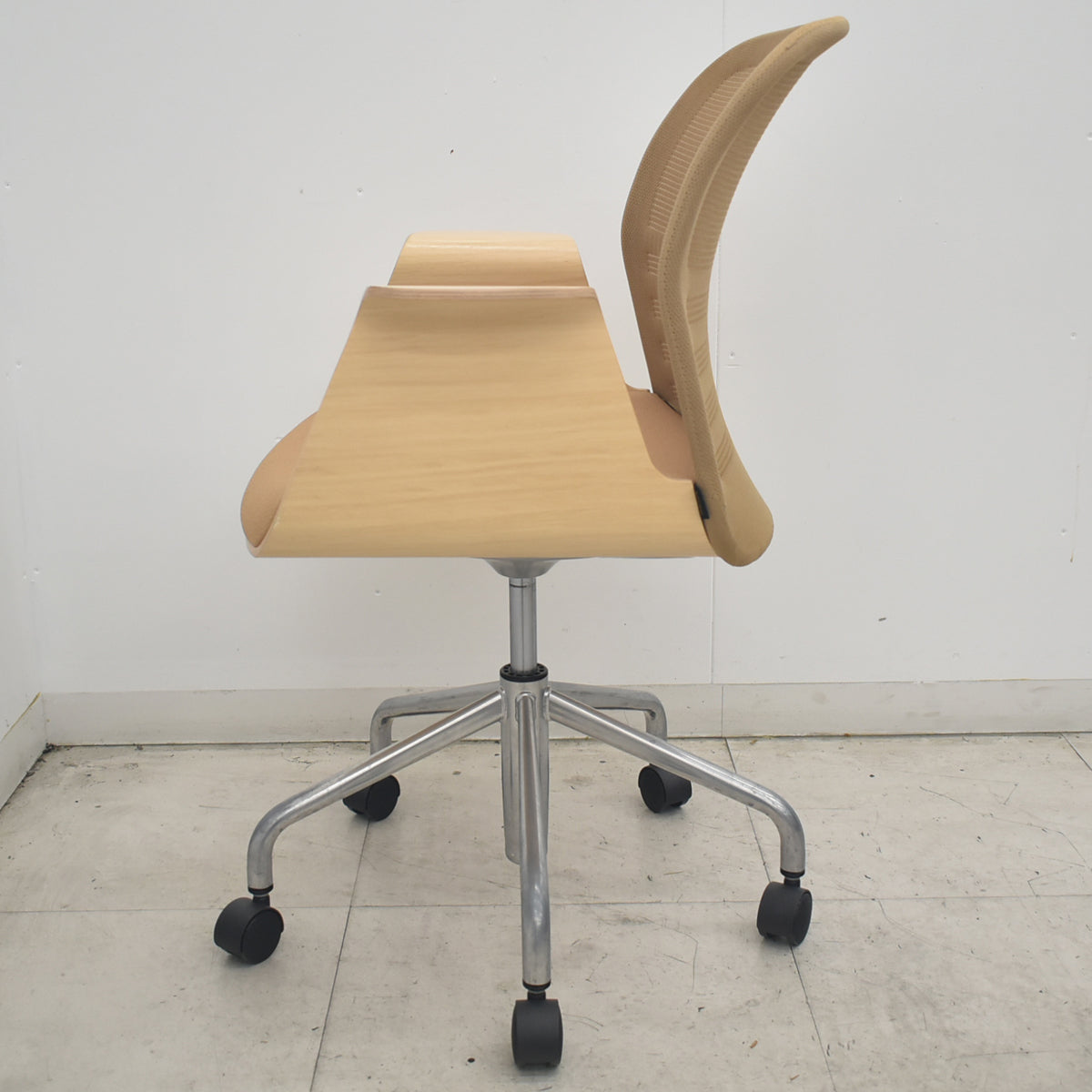 【中古】オカムラ　ペテラ　ウッドシェル　ライトブラウン　2026083104【中古オフィス家具】
