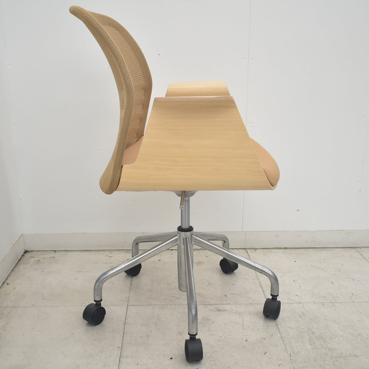 【中古】オカムラ　ペテラ　ウッドシェル　ライトブラウン　2026083104【中古オフィス家具】