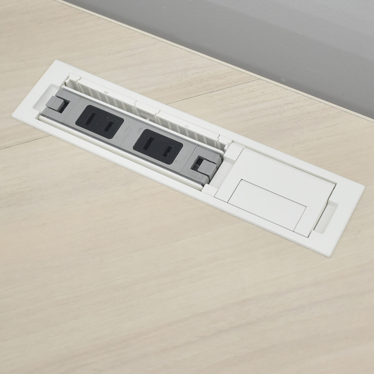 【中古】オカムラ　スイフト　電動昇降L型デスク　インジケーターメモリ機能ボタンタイプ　マルチコンセントユニット２か所　幅1550　2026090205【電動昇降デスク】