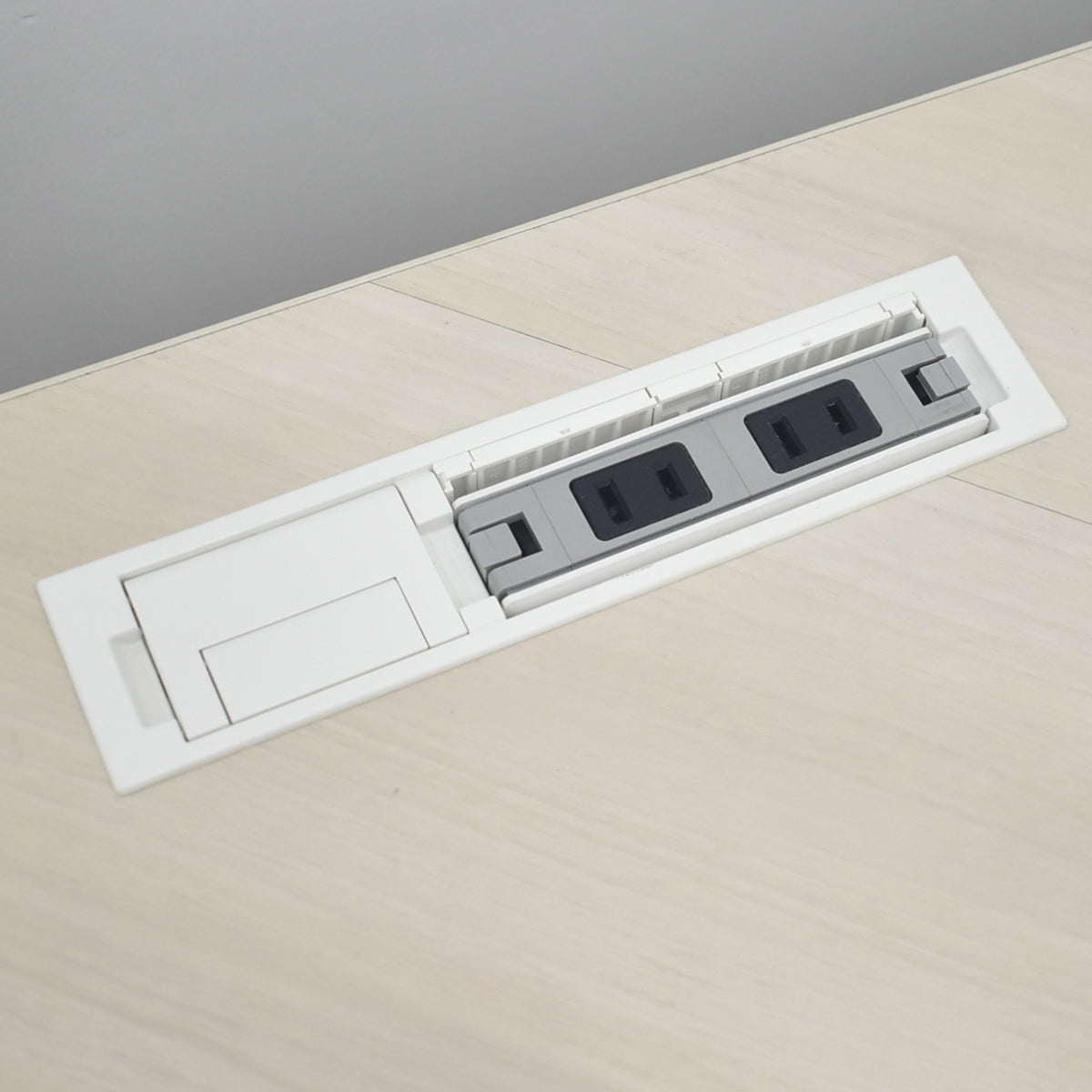 【中古】オカムラ　スイフト　電動昇降L型デスク　インジケーターメモリ機能ボタンタイプ　マルチコンセントユニット２か所　幅1550　2026090205【電動昇降デスク】