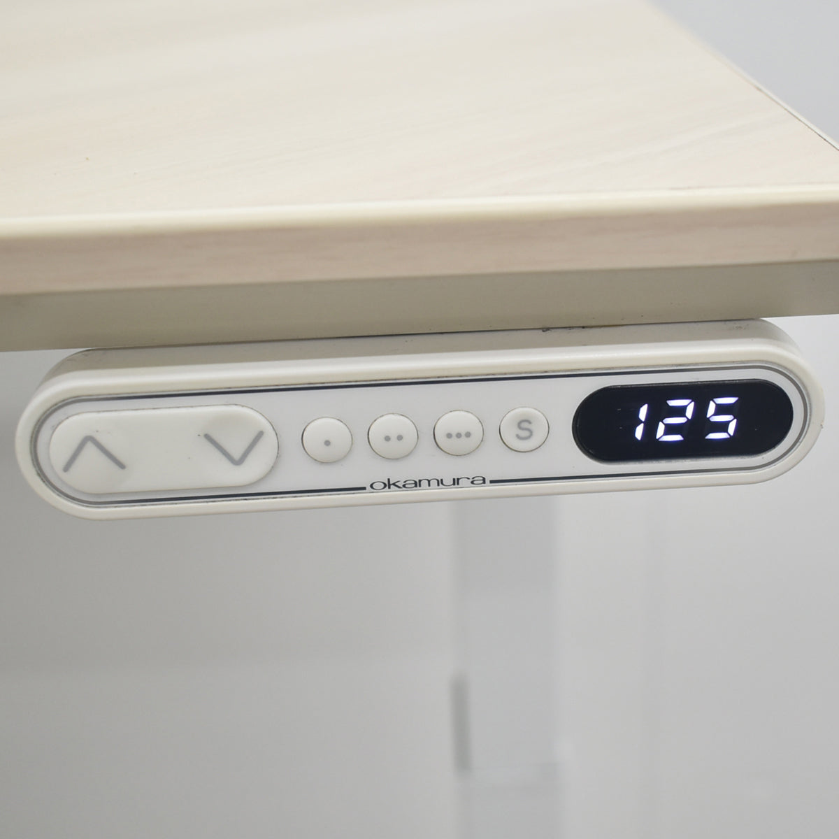 【中古】オカムラ　スイフト　電動昇降L型デスク　インジケーターメモリ機能ボタンタイプ　マルチコンセントユニット２か所　幅1550　2026090205【電動昇降デスク】