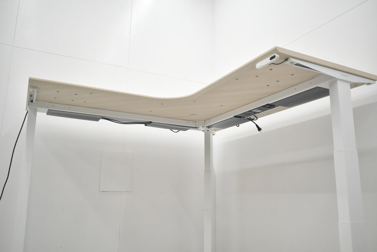 【中古】オカムラ　スイフト　電動昇降L型デスク　インジケーターメモリ機能ボタンタイプ　マルチコンセントユニット２か所　幅1550　2026090205【電動昇降デスク】