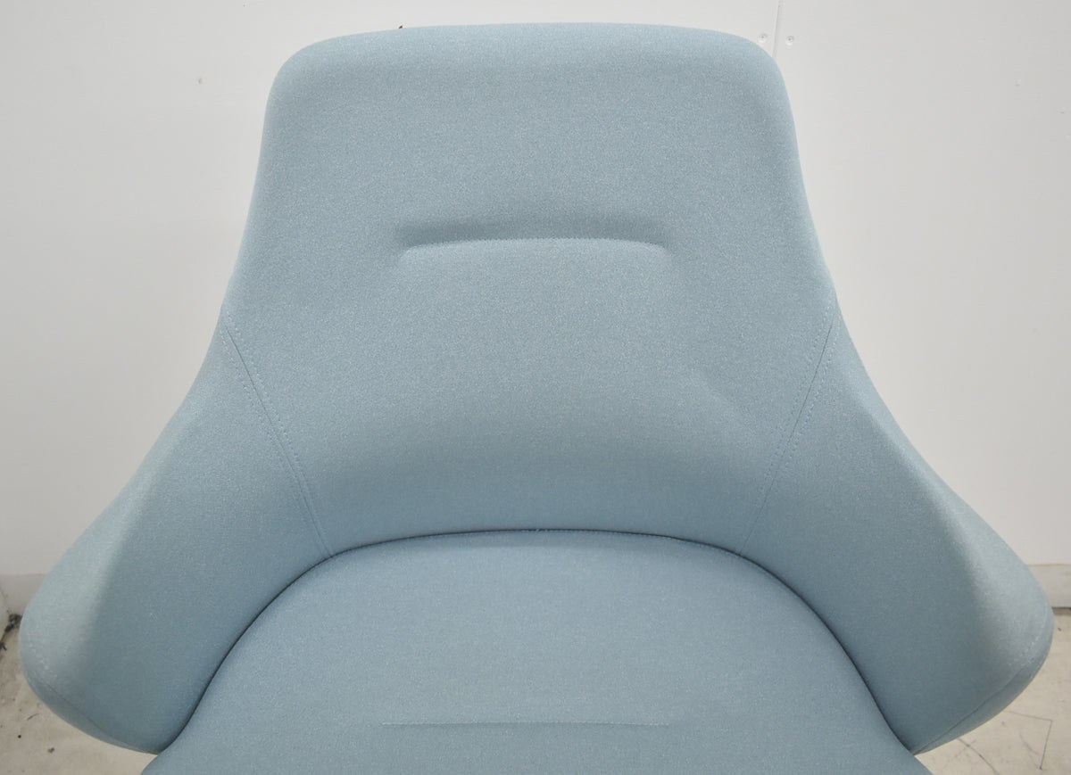 【中古】オカムラ　ライブス　ワークチェア　ロータイプ　木脚　回転タイプ　ダーク脚　2021年製　セージ　2026090703【中古オフィス家具】