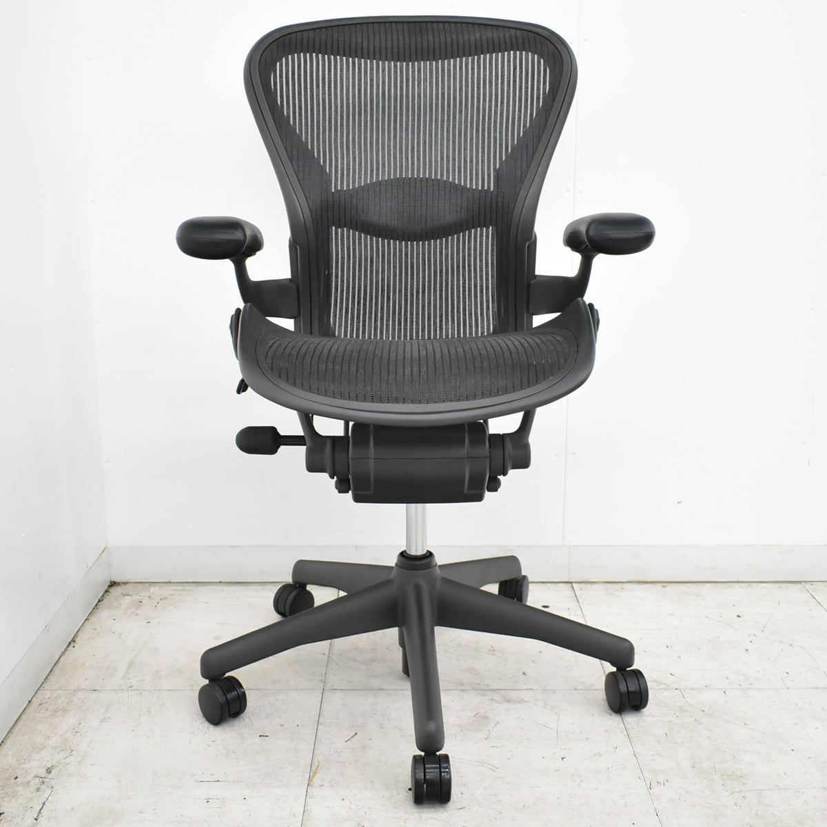 【中古】ハーマンミラー　アーロンチェア　スタンダード　Ｂサイズ　ランバーサポート　昇降ガス新品　ブラック　2026091602【中古オフィス家具】
