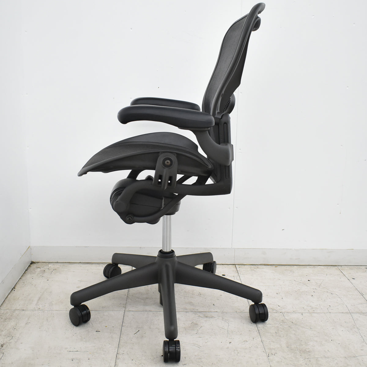 【中古】ハーマンミラー　アーロンチェア　スタンダード　Ｂサイズ　ランバーサポート　昇降ガス新品　ブラック　2026091602【中古オフィス家具】