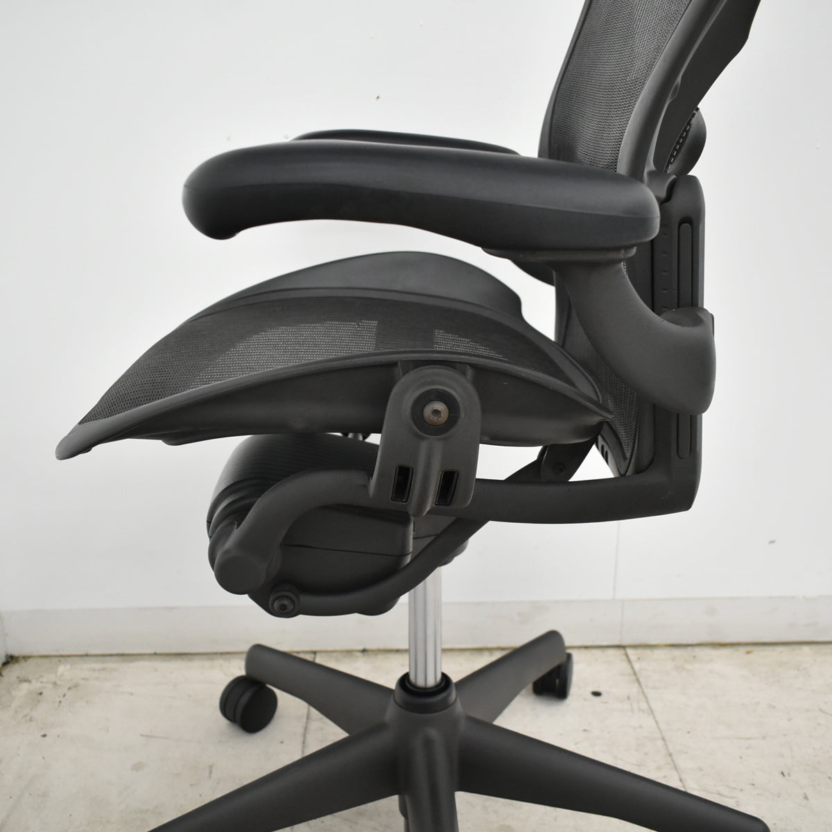 【中古】ハーマンミラー　アーロンチェア　スタンダード　Ｂサイズ　ランバーサポート　昇降ガス新品　ブラック　2026091602【中古オフィス家具】