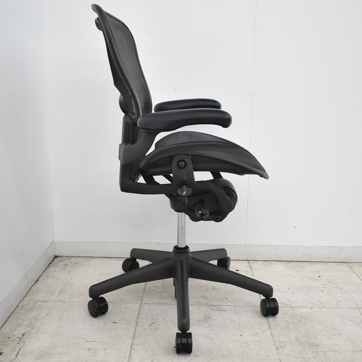 【中古】ハーマンミラー　アーロンチェア　スタンダード　Ｂサイズ　ランバーサポート　昇降ガス新品　ブラック　2026091602【中古オフィス家具】