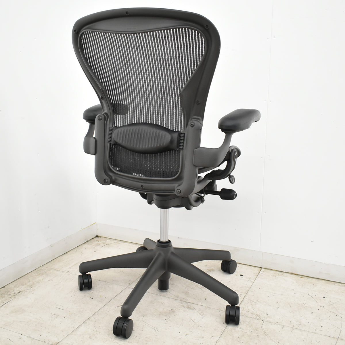 【中古】ハーマンミラー　アーロンチェア　スタンダード　Ｂサイズ　ランバーサポート　昇降ガス新品　ブラック　2026091602【中古オフィス家具】